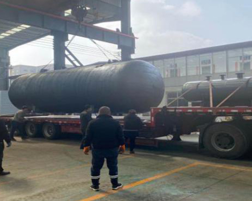 運城玻璃廠儲油罐已裝好待發(fā)車