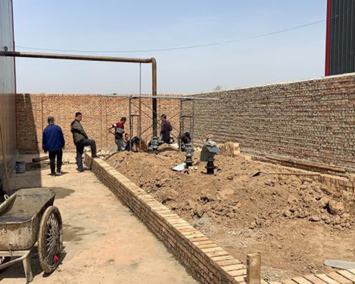 運城玻璃廠供氣站技術(shù)人員正在組裝